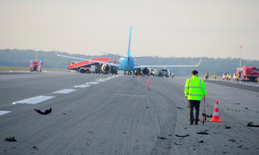tuifly boeing 737 frankfurt reifen 03