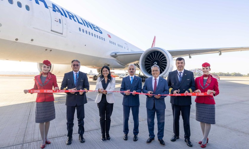 Eröffnung der Strecke Istanbul-Sevilla: Turkish-Alines-Chef Ahmet Bolat (2.v.r.) neben dem türkischen Verkehrsminister Abdulkadir Uraloğlu (3.v.r.) und Vertretenden der Airline und dem Flughafen.