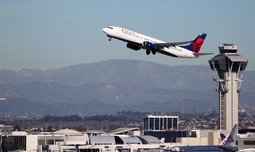 Boeing 737 von Delta Air Lines startet: Die Airline will bis Jahresende 20 Prozent ihrer Inlandstickets von KI berechnen lassen.