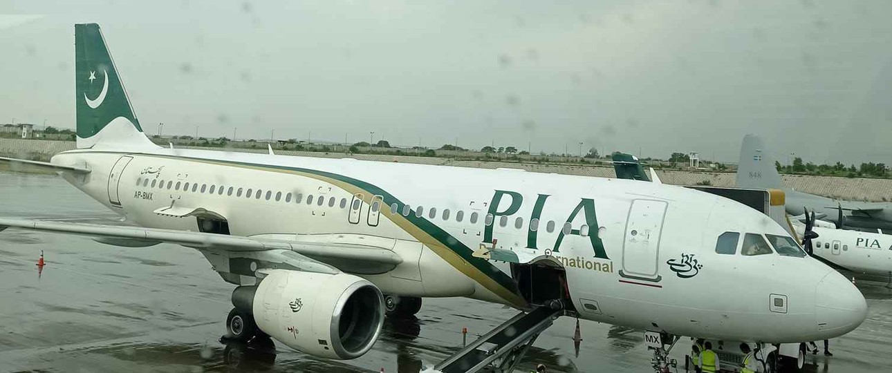 Ein Airbus A320 von Pakistan International Airlines: Die Airline hat ihren Beschäftigten verboten zu fasten, wenn sie im Dienst sind.