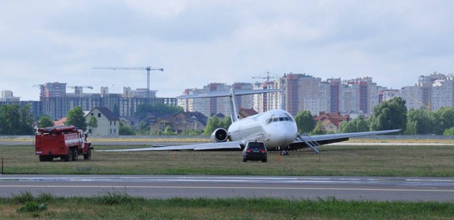 Die MD-83 scheint aber doch deutlich beschädigt zu sein.