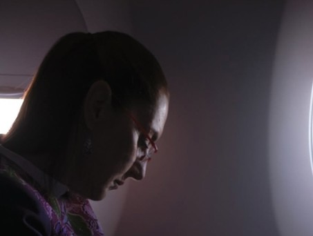 Claudia Sheinbaum im Flugzeug: Auch in der Economy Class kann man arbeiten. 