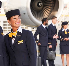 Kabinenpersonal von Lufthansa: Ab 2024 können Kabinenbesatzungen nur noch mit dem Abschluss als  Fachberater:in für Servicemanagement aufsteigen.