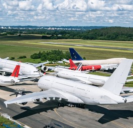 Parkplatz von Tarmac Aerosave: Zwei A380 werden auseinander geschraubt.