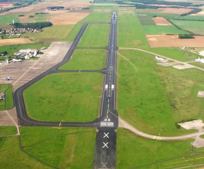 Aéroport de Châteauroux-Centre: Kleiner Flughafen mit langer Piste.