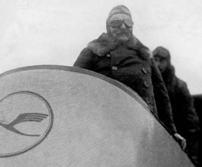 Der damalige Postminister im Bugraum einer Friedrichshafen FF 45 der deutschen Luft-Reederei: Der Kranich war schon 1919 mit dabei.