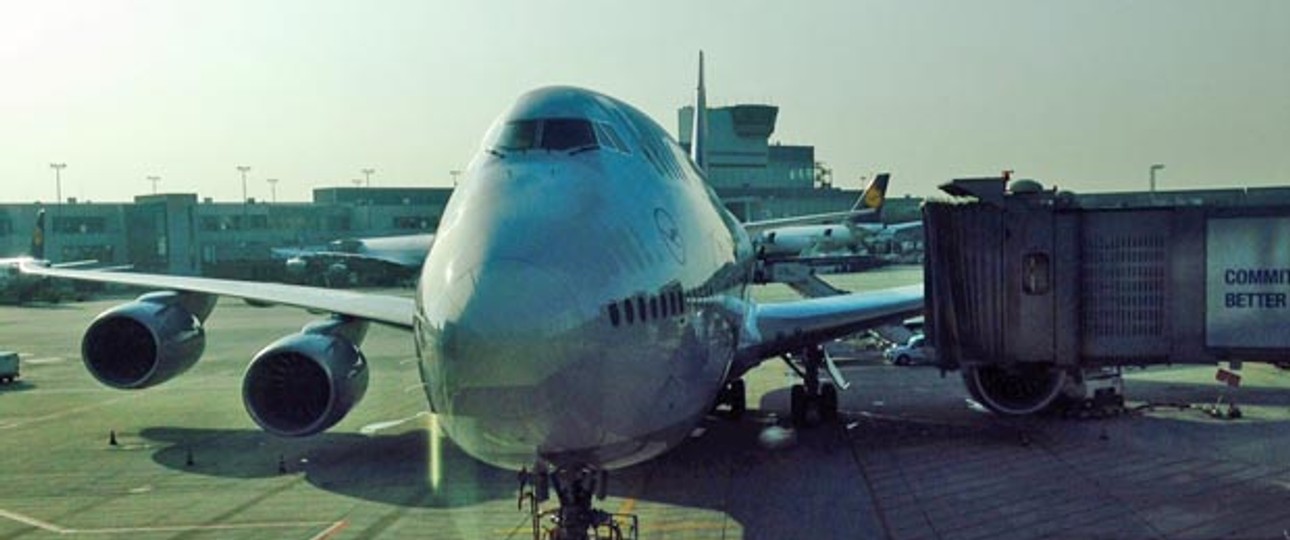 Blank poliert steht die Boeing 747-8 am Gate in Frankfurt. Sie ist nagelneu und frisch aus Seattle eingetroffen. Es ist die erste Maschine mit der neuen Vierklassen-Konfiguration. Gesteuert wird sie für den Erstflug von 747-Flottenchef Elmar Boje.