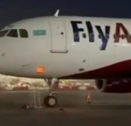 Airbus A320 von Fly Aryztan: Es scheint unterhalb des Cockpits zu brennen.