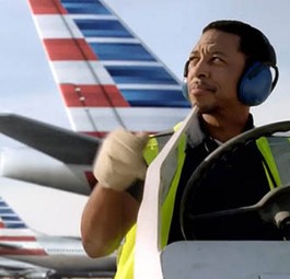 Bodenmitarbeiter vor Jets von American Airlines: Ob die Fluggesellschaft  A350 erhält, ist unklar.