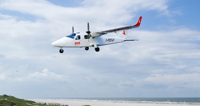 Tecnam P2006T von OFD über der Küste von Juist (Montage): Gebt nicht mehr ab.
