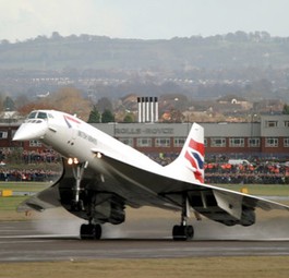 Die Concorde war der erste Überschall-Passagierjet im Linienflugdienst. Obwohl sie 2003 zum letzten Mal abhob, sind Bilder des legendären Flugzeuges bis heute so präsent, dass man sich an ihren eigentlich ungewöhnlichen Anblick fast gewöhnt hat. Dabei ist doch zum Beispiel die absenkbare Nase eine echter Hingucker.