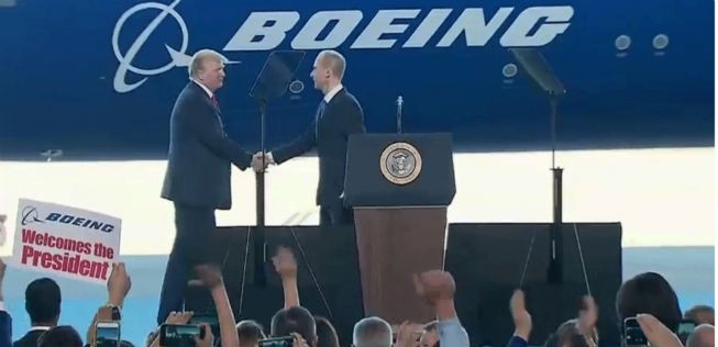 US-Präsident Donald Trump und Boeing-Chef Dennis Muilenburg beim Rollout der Maschine.