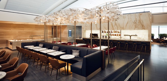 Es gibt eine Cocktail Lounge und Bar, ...