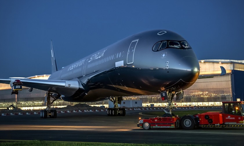 starlux airlines airbus a350 1000 airsorayama 01