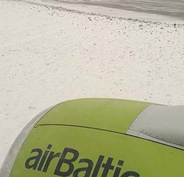 Boeing 737 von Air Baltic bleibt im Schnee stecken