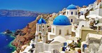 Griechenland (hier im Bild Santorini) schnitt im Juli und August 2021 unter den Flugreisezielen der Deutschen in Europa am besten ab. In das Land reisten sogar 10 Prozent mehr Fluggäste aus <strong>Deutschland</strong> als im Juli und August 2019.