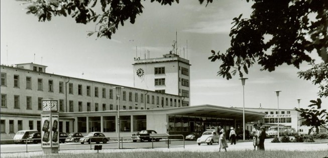 1954 benannte sich der Flughafen in Flughafen Frankfurt/Main um.