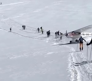 Der heikle Moment: Die Piper Supercub fährt durch die Teilnehmerinnen und Teilnehmer.
