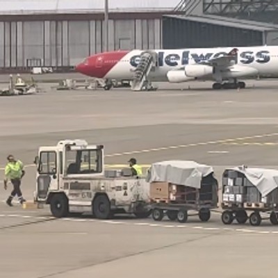 Kuriose Szene am Flughafen Zürich: Gepäckmitarbeiter müssen Pakete einsammeln.