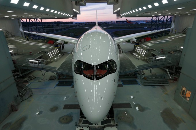 Der erste Airbus A350 von Air France in der Lackierhalle.
