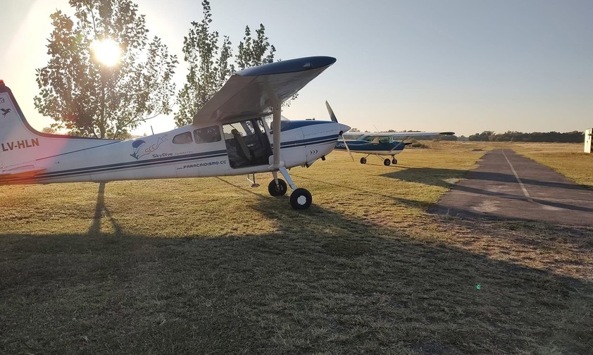 Zwei Flugzeuge der Flugschule Flying Parrot: Ein Fluglehrer der Flugschule hat am 4. Juli mutmaßlich Selbstmord begangen.
