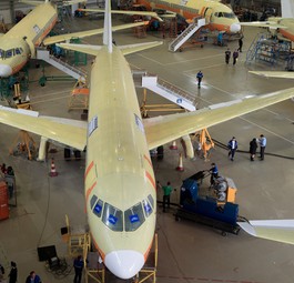 Superjet-Produktion: Sukhoi will nun auf die Bremse treten.