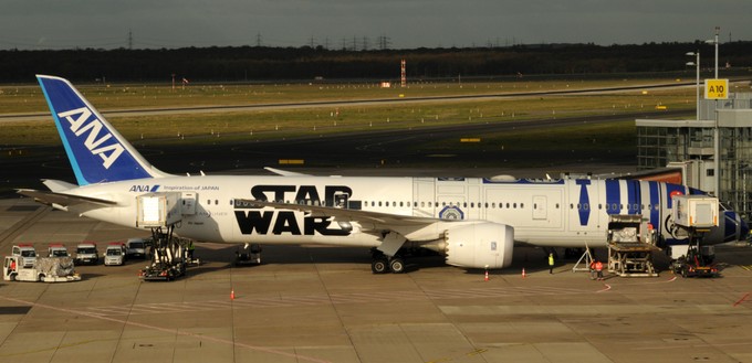 Boeing 787 von ANA im Star-Wars-Look.