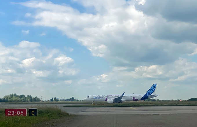 Der Flieger rollt in Richtung Start.