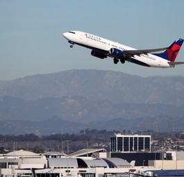 Boeing 737 von Delta Air Lines startet: Die Airline will bis Jahresende 20 Prozent ihrer Inlandstickets von KI berechnen lassen.