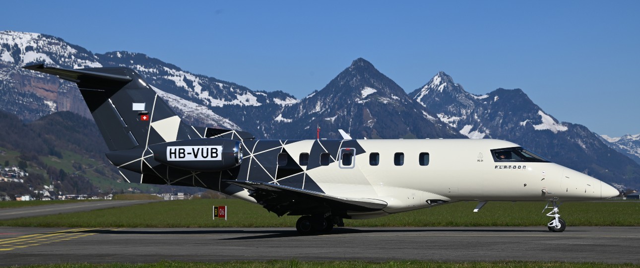 Pilatus PC-24 beim Hersteller im Schweizer Kanton Nidwalden: Trägt vorne den Platoon-Schriftzug und hinten das Schweizer Testkennzeichen HB-VUB.