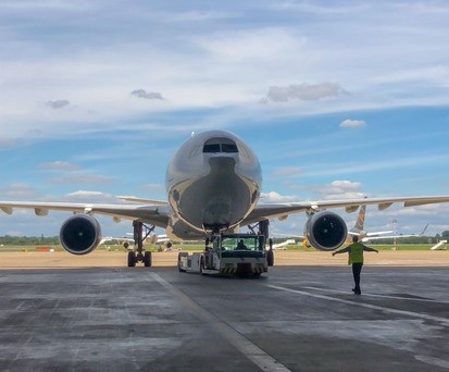 Jet vor dem Nayak-Hangar in Düsseldorf: Hier werden künftig Eurowings-Jets gewartet.