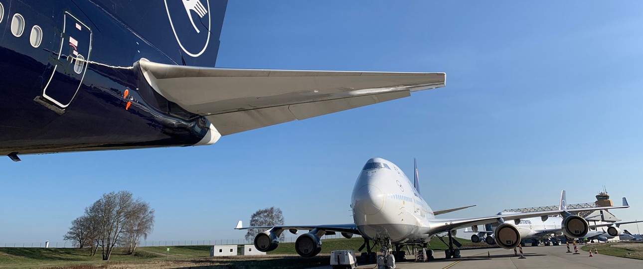 Zehn Flugzeuge von Lufthansa stehen derzeit geparkt bei Lufthansa Technik in Hamburg.