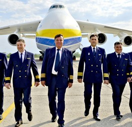 Antonov An-225 und Crew-Mitglieder, hier im Jahr 2018: Kapitäne Dmytro Antonov, in der Mitte, erhebt nun Vorwürfe.
