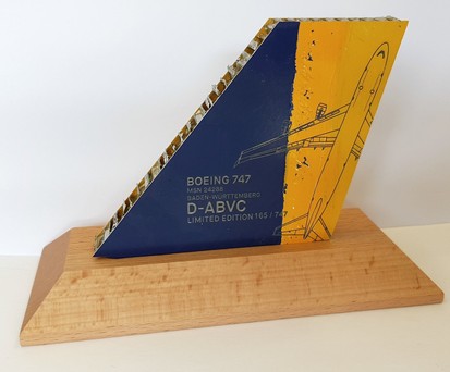 Original Boeing 747-400 D-ABVC Flugzeugteil - Heckflosse Limited Edition Blau/Gelb