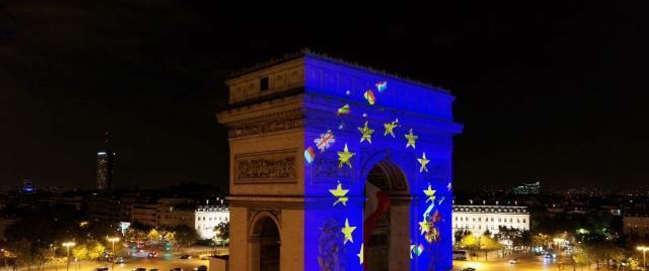 Europa-Flagge auf dem Pariser Triumphbogen: Brüssel will die neue Luftfahrtstrategie.