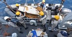 Wrackteile werden aufs Schiff gehievt: Die Trümmer der AP-BOI.