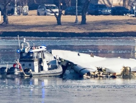 Trümmer im Potomac River: Das Unglück wäre laut NTSB vermeidbar gewesen.