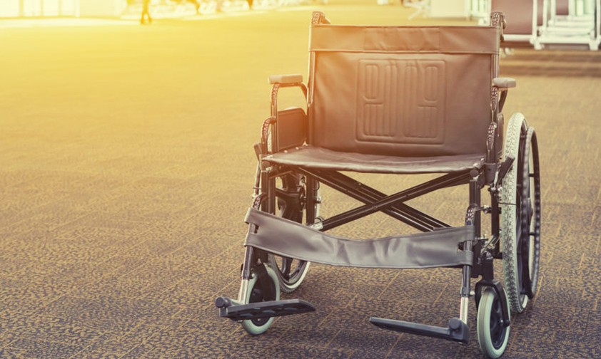 Rollstuhl am Flughafen: Airlines wissen nicht immer, wie sich mit ihnen umgehen sollen.