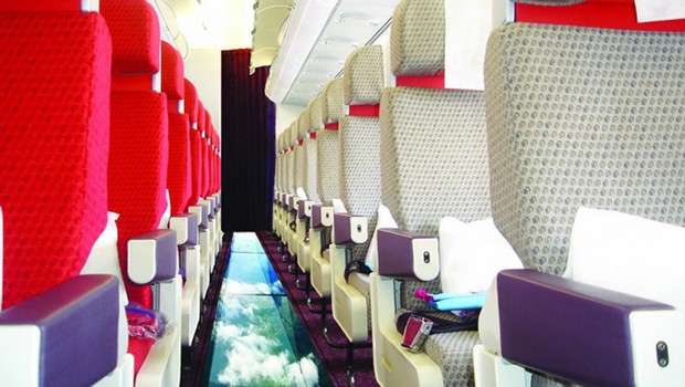 Richard Branson höchstpersönlich ließ es sich im letzten Jahr nicht nehmen, Virgins revolutionäre Neuerung zu verkünden: Als erste Fluglinie weltweit fliege Virgin nun mit einem A320 mit Glasboden.