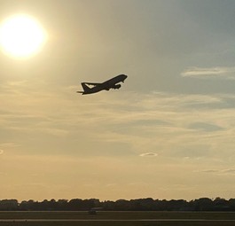 Jet startet - zu sehen vom Fernbahnhof des Airport Düsseldorf: Weniger Inlandsflüge.