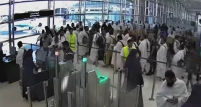 Bilder der Überwachungskamera am Flughafen Ryadh:: Kurz danach wurde der Flughafen getroffen.