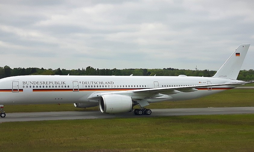 The first Airbus A350 of the Air Force after landing at Hamburg Airport.