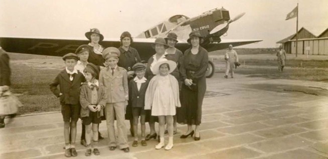 1933: Geraldo Knippling in Schuluniform  vor der Junkers F 13 mit dem Kennzeichen PP-VAG in Porto Alegre.