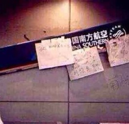 Schild von China Southern nach der Revolte: Passagiere fühlten sich ungerecht behandelt.