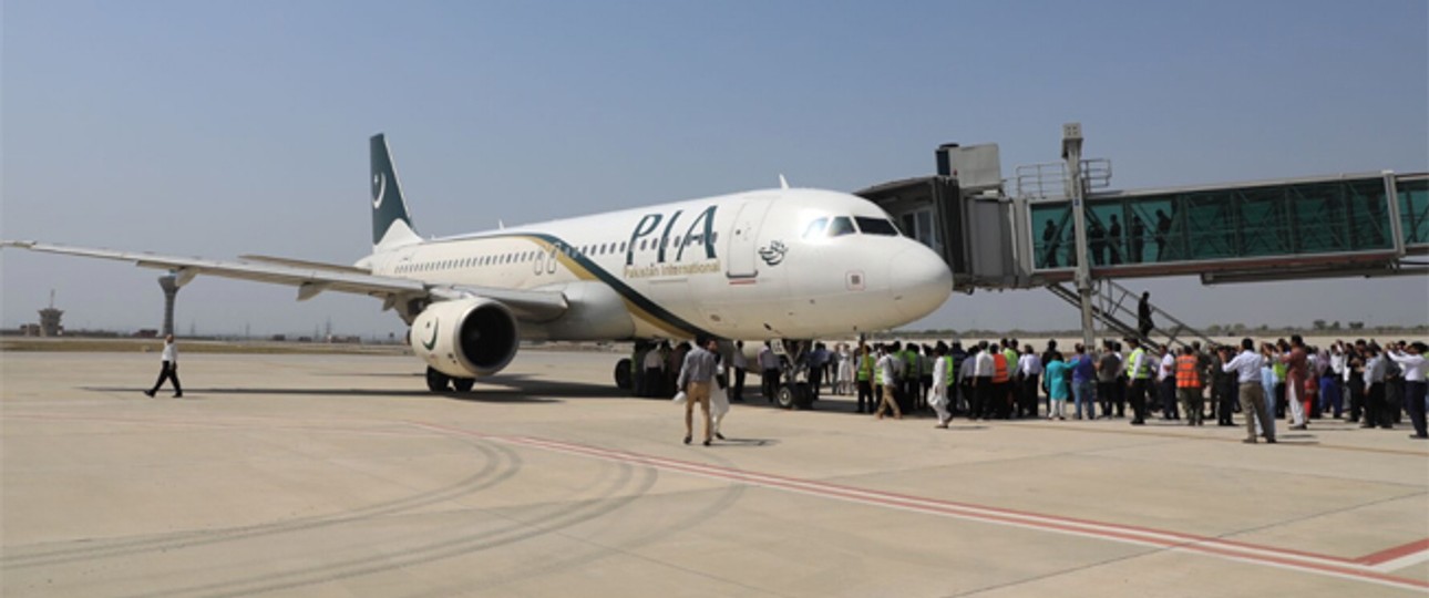 Pakistan International Airlines zeigt die erste Landung am neuen Flughafen von Islamabad.