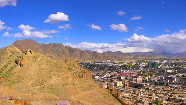 Der Flughafen Shigatse ist ein militärisch und zivil gemeinsam genutzter Flugplatz im Autonomen Gebiet Tibet in China. Er wurde im Oktober 2010 eröffnet und liegt auf 3782 Metern. Das reicht für Platz acht.