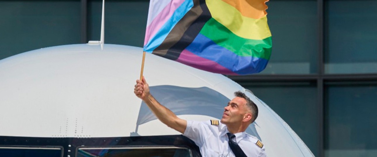 Lufthansa-Kapitän mit LGBTQ+-Flagge: Das Bild sorgte bei einigen wenigen für Verärgerung.