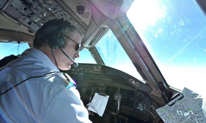 Pilot im Cockpit einer Boeing 777: Piloten können Klarluftturbulenzen nicht voraussehen.
