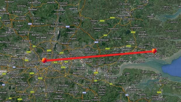 Geographisch liegt Southend rund 60 Kilometer von London entfernt an der Küste. Der direkte Zug braucht rund 50 Minuten bis zur Liverpool Station. In Stoßzeiten können es auch mehr werden.