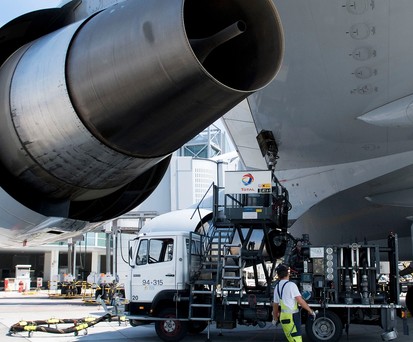 Betankung einer Boeing 747 von Lufthansa: IN Frankfurt ist Kerosin knapp.
